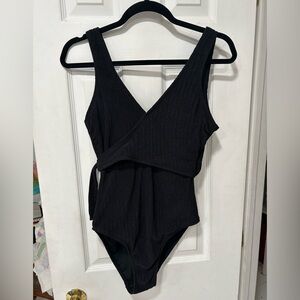 Women’s Apt 9 black faux wrap, ribbed one piece swimsuit, halter. Size medium